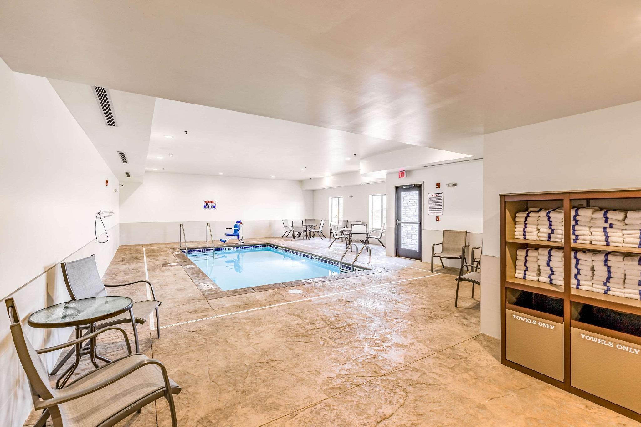 Super 8 By Wyndham Altoona Hotel Luaran gambar