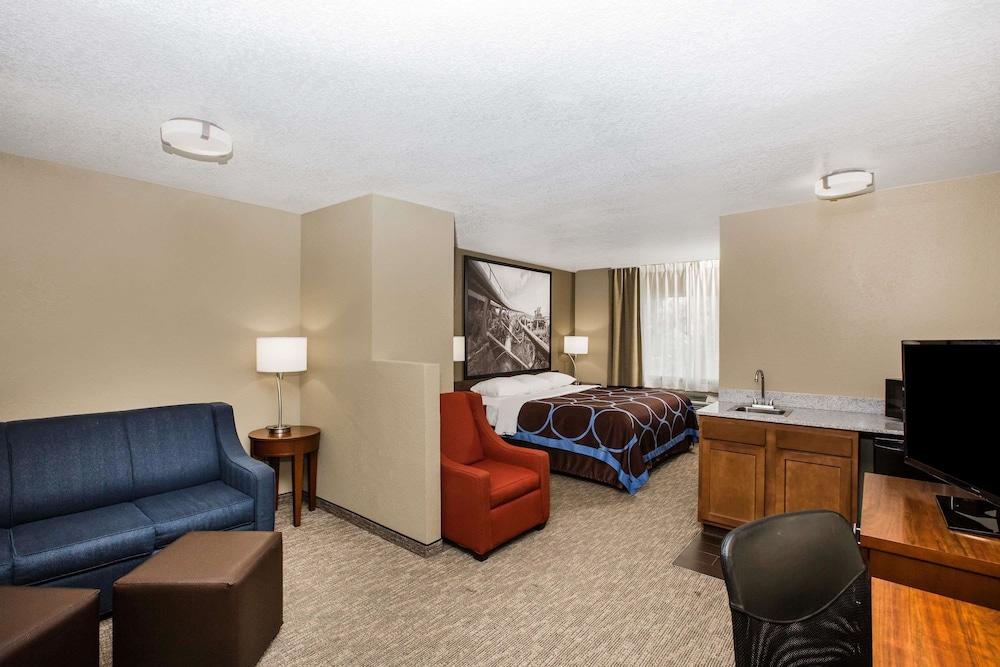 Super 8 By Wyndham Altoona Hotel Luaran gambar
