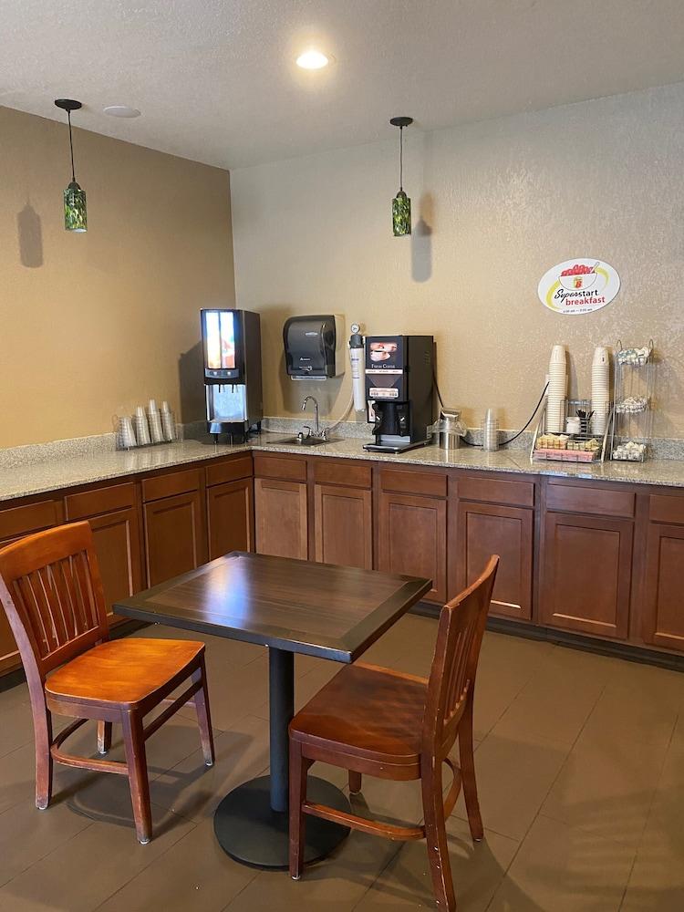 Super 8 By Wyndham Altoona Hotel Luaran gambar